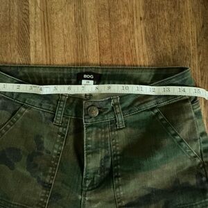 BDG Camo Denim Utility Capris—28